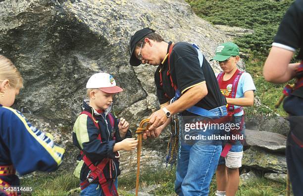 Kinderferienprogramm in Obergurgl, Tirol : Kinder, die bereits Sicherungsgurte tragen, bekommen von einem Trainer gezeigt, wie man einen sicheren...