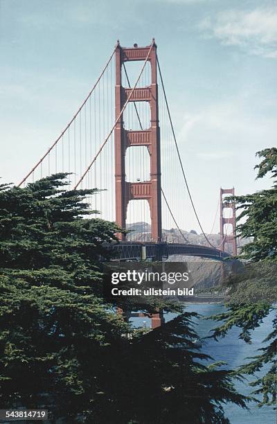 Die fast 3 km lange Golden-Gate-Hängebrücke verbindet San Francisco mit Marin County und den nördlicheren Gebieten. Die Brückenpfeiler sind 227 Meter...