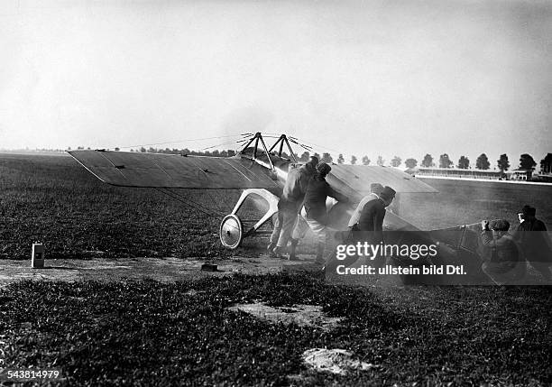 Aviation, beginnings, France: Reims, Coupe Gordon-Bennett, cross-country, monoplanes the winner Prevost, the future winner, at departure on his...