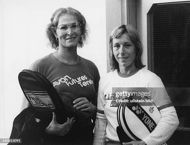 Die amerikanische Tennisspielerin Renee Richards und ihre Trainingspartnerin Martina Navratilova beim Turnier in Filderstadt. Beide tragen ihre...