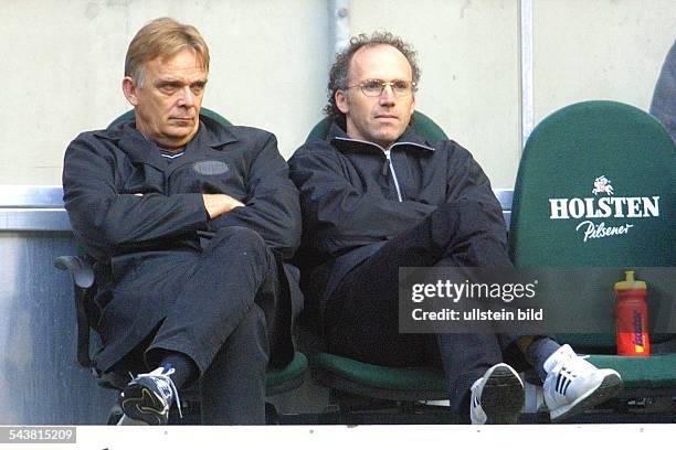 Spieltag der 37. Fußball-Bundesliga-Saison : Volker Finke , Trainer beim Bundesligisten SC Freiburg, zusammen mit seinem Assistenten Achim Sarstedt...