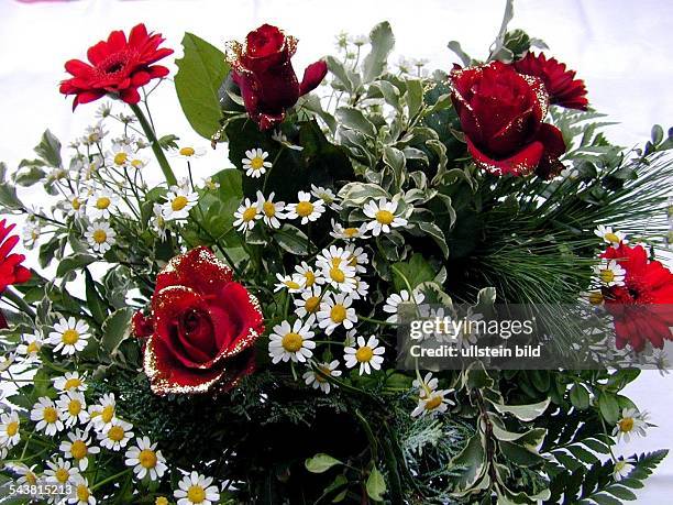 Blumenstrauß: rote Rosen, Gold-Dekor, kleine Kamille-Blüten, Gerberas und grüne Zweige. .