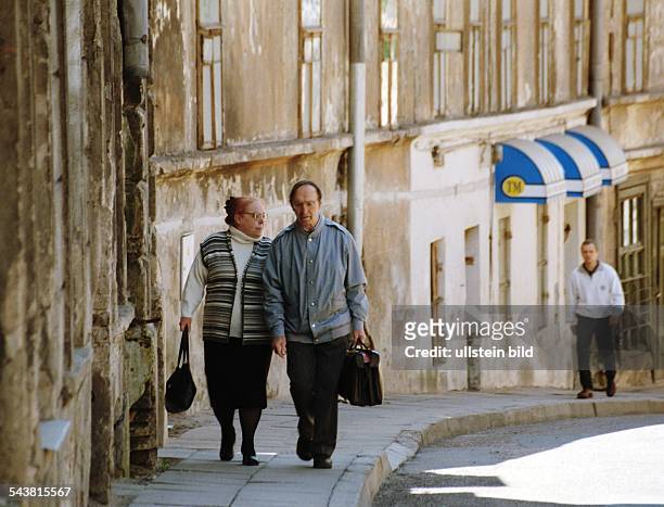 Ein Seniorenpaar in der Altstadt von Vilnius. .