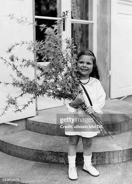 Goebbels, Joseph *29.10.1897-+Politiker, NSDAP, D- Tochter Helga mit einemForsythienstrauss- 1937