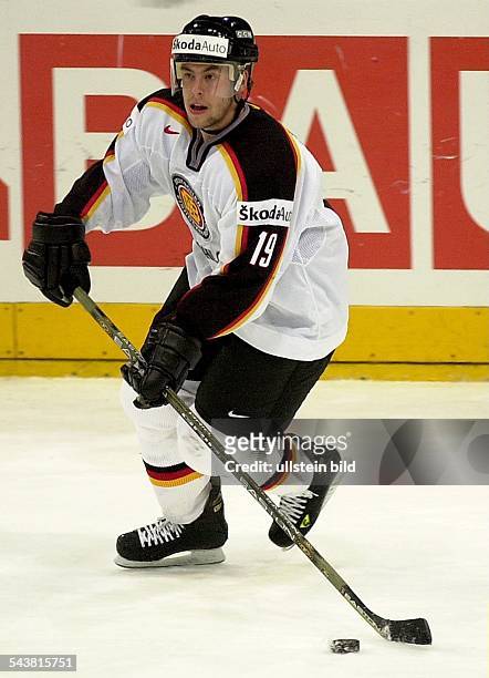 Der deutsche Nationalspieler Marco Sturm am Puck während der Eishockey Weltmeisterschaft am in Köln. .