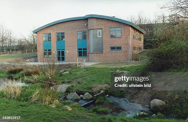 Das Jugendzentrum Tonne in Henstedt-Ulzburg. Vor dem modernen Ziegelbau fließt ein Bach. Aufgenommen Mai 1995.