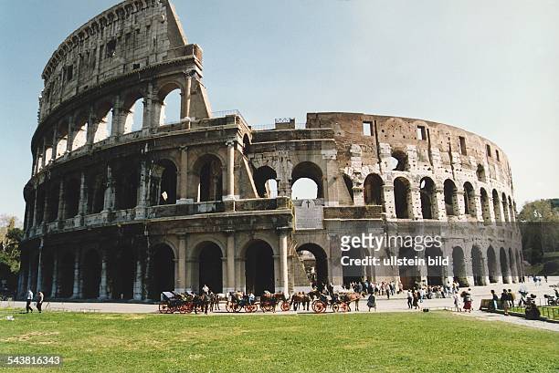 Rom, Italien: Pferdekutschen und Touristen vor dem Kolosseum. .