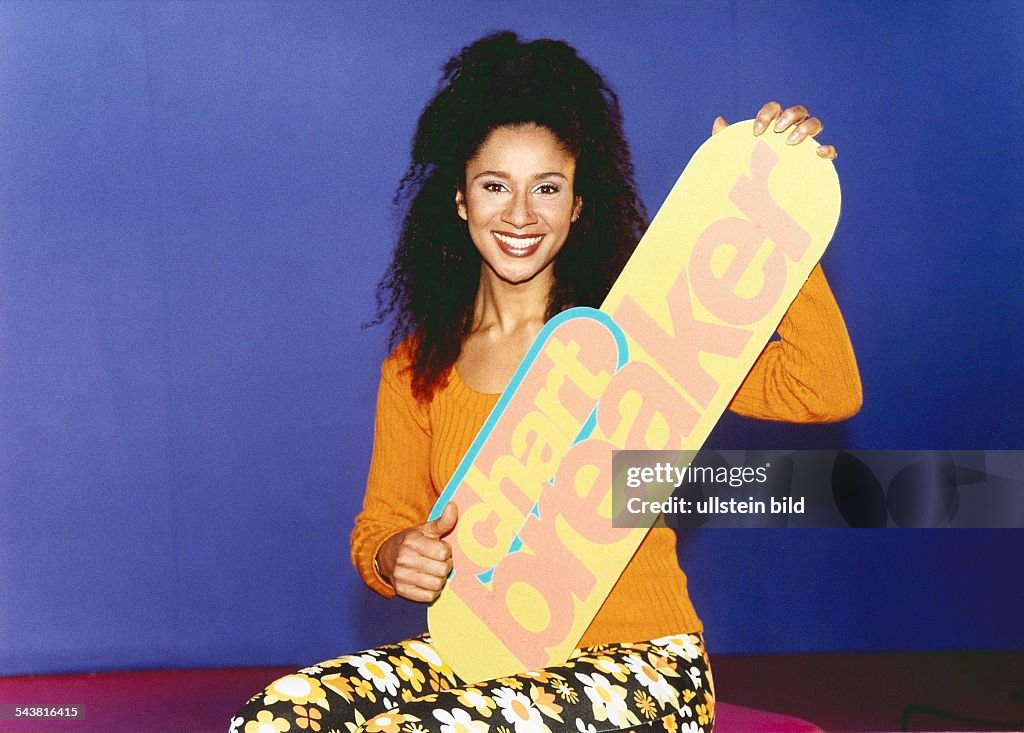 Die Moderatorin Yvette Dankou mit dem Logo ihrer Sendung... News Photo