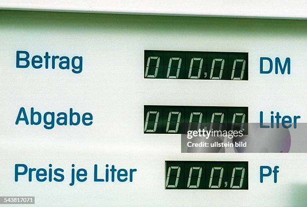 Zapfsäule an einer Tankstelle in Bonn mit Anzeigetafel zur Preisangabe für Benzin. Ölpreis, Preise, Tankstellen, tanken .
