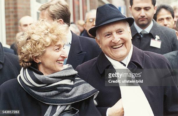 Der italienische Staatspräsident Oscar Luigi Scalfaro unternimmt mit seiner Tochter Marianna einen Stadtbummel auf der Mönckebergstraße. Scalfaro...
