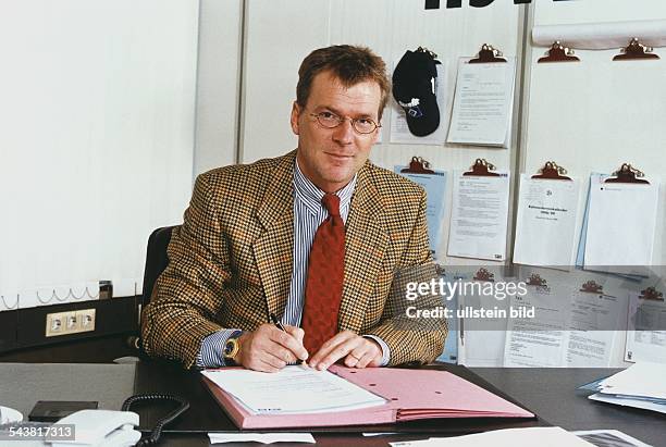 Holger Hieronymus, Vorstandsmitglied des Hamburger SV, beim Unterschreiben von Papieren in seinem Büro in der Vereins-Geschäftsstelle. Aufgenommen...