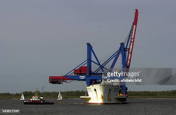 Spezialfrachter "Zhen Hua 5" mit zwei Containerbrücken auf dem Weg nach Hamburg bei Twielenfleth auf der Elbe. Containerbrücke; Frachtschiff;...