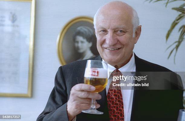 Der Hamburger Unternehmer und Mäzen Dr. Helmut Greve mit einem Glas "Astra"-Bier in der Hand. Er hat ein Angebot zur Übernahme der "Bavaria-St....