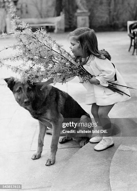 Goebbels, Joseph *29.10.1897-+Politiker, NSDAP, D- Tochter Helga mit einemForsythienstrauss- 1937