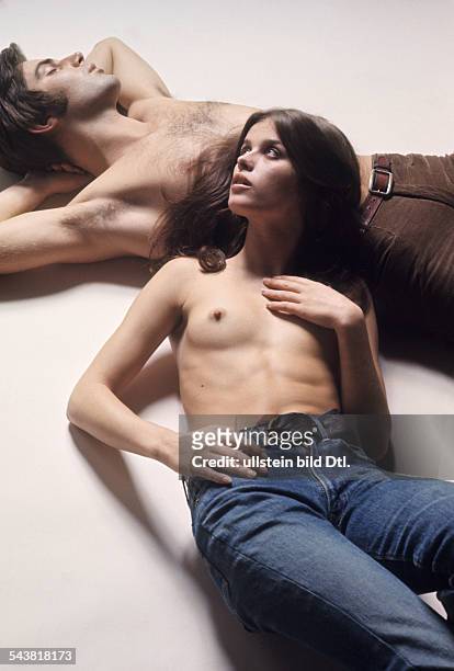 Obermaier, Uschi *- model, actress, Germany - lieing with a man on the floor - 1969