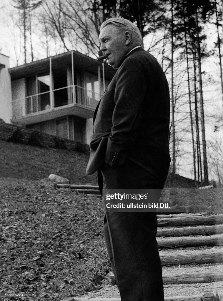 Erhardt, Ludwig - Politician, CDU, Germany*04.02.1897-05.05.1977+Federal Minister of Economy 1949-1963in front of his house on the Ackerberg in Gmund, Tegernsee - February 1962- Published by: 'B.Z.' 02.02.1962Vintage property of ullstein bild