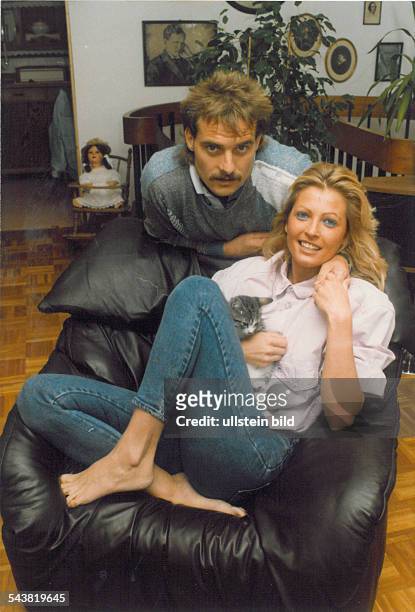 Horst FEILZER*-+Sportler, Fussball D - feilzer mit Ehefrau Gabriele und Kater Tynnes in der gemeinsamen Berliner Wohnung- 1987