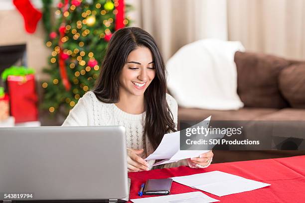 lebanese american woman reviews finances at christmastime - southern christmas 個照片及圖片檔