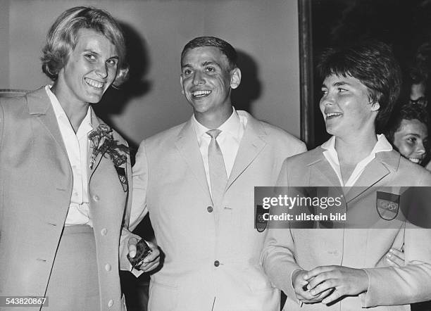 Die erfolgreichen deutschen Olympiateilnehmer Jutta Heine , Armin Hary und Heidi Schmid auf einem Empfang des deutschen Botschafters in Rom. Die drei...