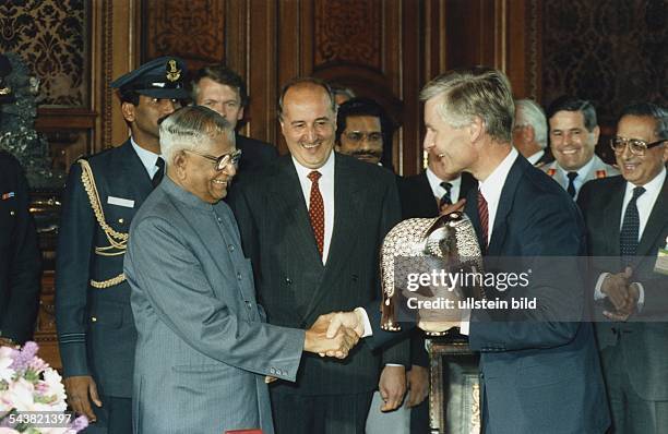 Indiens Präsident Ramaswamy Venkataraman und der Hamburger Bürgermeister Henning Voscherau reichen sich die Hände, nachdem Voscherau das...
