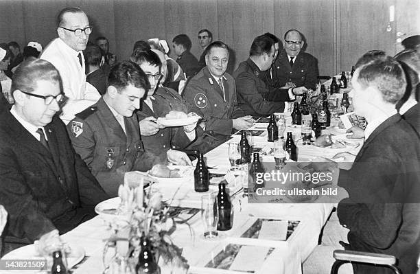 Members of the French armed forces, Berlin policemen, customs officials and others have a common Eisbein meal in a restaurant in Berlin-Wedding, at...