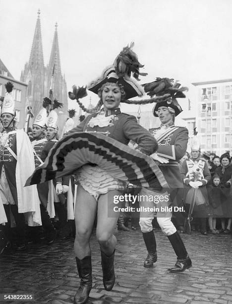 Funkenmariechen tanzt auf der Strasse.Rosenmontag 1955