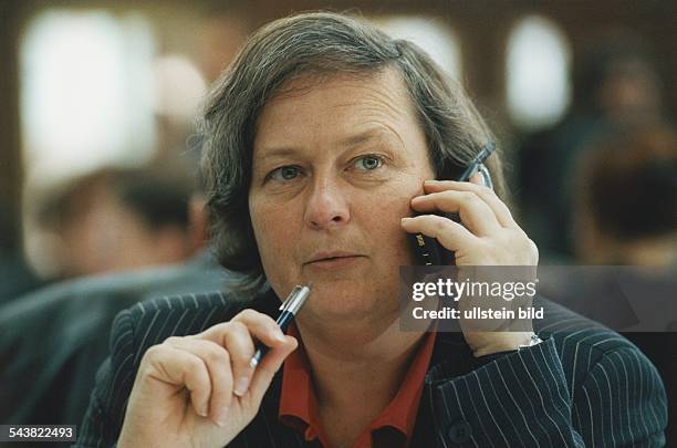 Die Politikerin und Umweltministerin von Nordrhein-Westfalen Bärbel Höhn telefoniert auf dem Strategiekongress der Partei in Kassel mit ihrem Handy....