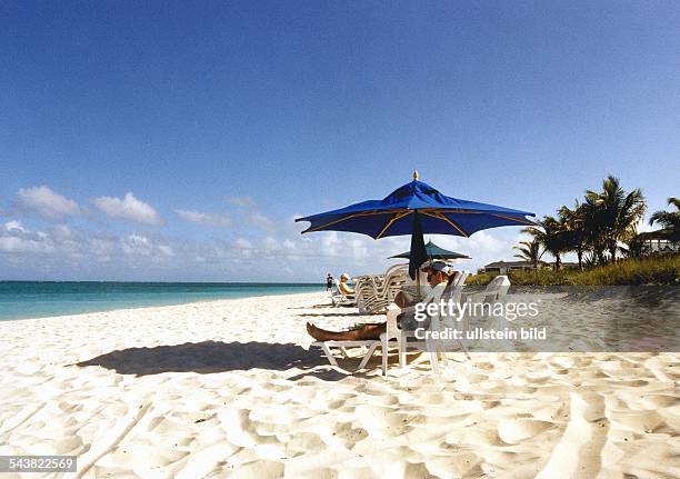 Karibik: Türkis blaues Meer und lange weiße Strände; Touristen liegen in der Sonne. Aufnahmedatum:1999.