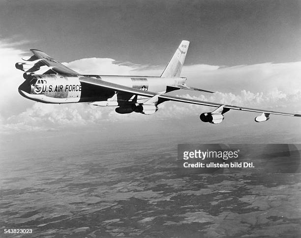 Military, USAF, Strategic Air Command : A Boeing B-52 G 'Stratofortress' intercontinental bomber.armed with two AGM-28 Air-to-surface-missiles 'Hound...