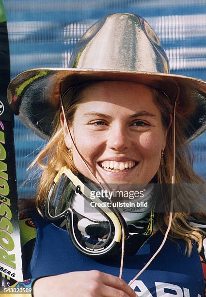 Alpine Skisportlerin Pernilla Wiberg mit goldenem Cowboyhut. Aufgenommen um 1992.