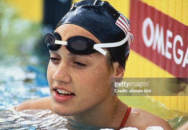 Die amerikanische Schwimmerin Janet Evans mit Badekappe und Schwimmbrille im Schwimmbecken. Undatiertes Foto.