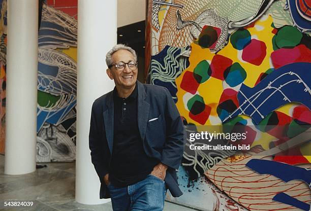 Frank Stella *- Bildender Künstler, Maler, Pop-Art, USAPorträt vor seinem Wandgemälde, Eingangshalle Verlagshaus Axel Springer Verlag AG in Hamburg-...