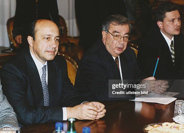 Der Außenminister von Russland Igor Iwanow und der Ministerpräsident von Russland Jewgeni M. Primakow sitzen an einem Konferenztisch. Aufgenommen...