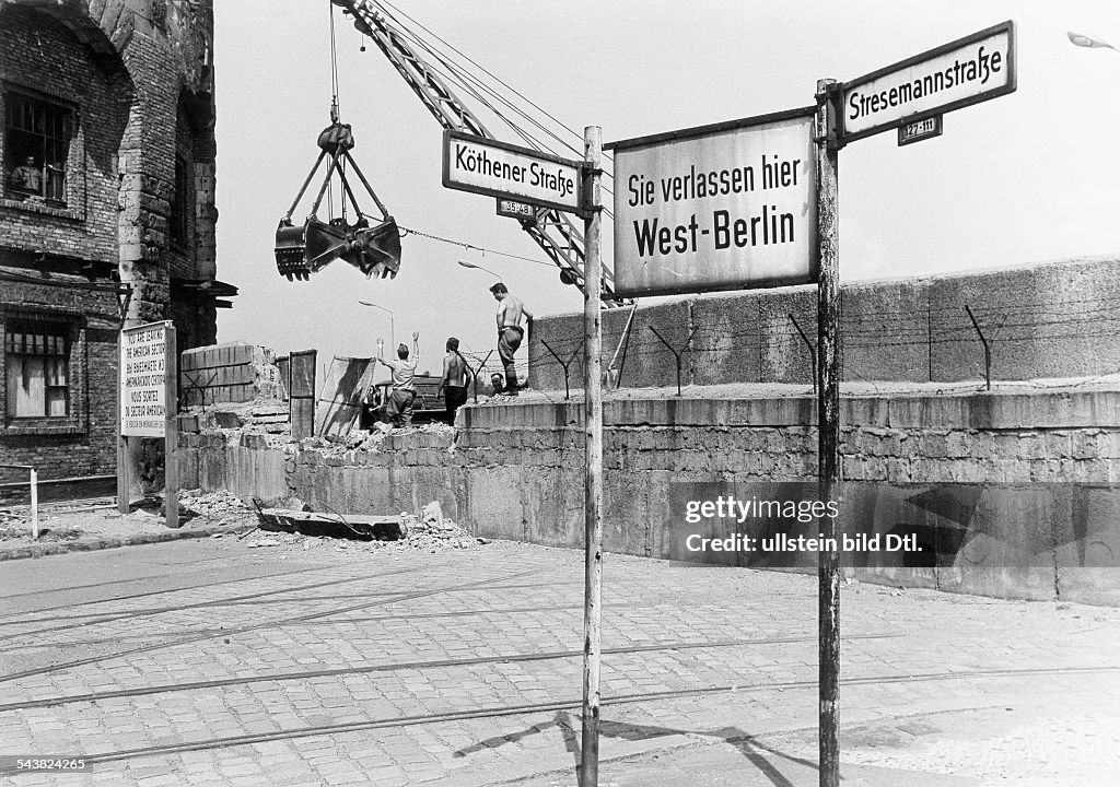 Germany, land swap between West-Berlin and the GDR in Berlin near Potsdamer Platz, removal of the border fortifications at Koethener Strasse corner Stresemannstrasse, excavator demolishing the wall, July 1972