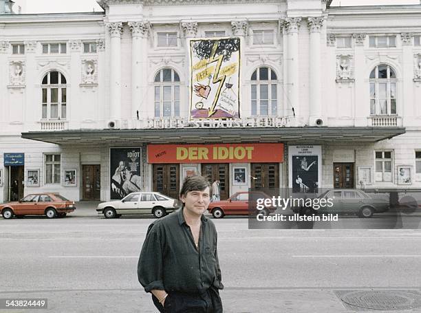 Der Intendant des Deutschen Schauspielhauses in Hamburg Michael Bogdanov steht vor dem Theater. Aufgenommen um 1989.