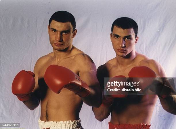 Die Profisportler Wladimir und Vitali Klitschko. Boxhandschuhe; Boxen; Boxer Undatiertes Foto.