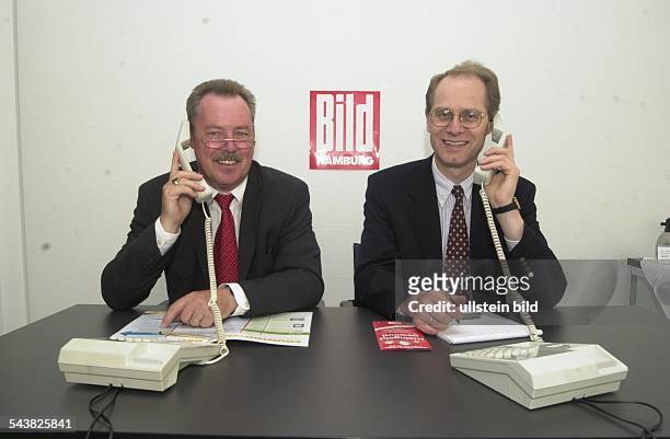Die Finanz-Experten Dr. Wolfgang Blümel und Werner Nau von der Hamburger Sparkasse beantworteten am bei einer Telefon-Aktion von Bild-Hamburg alle...
