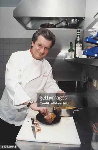 Der Koch und Gourmet-König Josef Viehhauser aus Österreich steht in der Küche seines Feinschmeckerrestaurants "Le Canard" an der Hamburger...