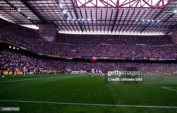 Fußballstadion / Guiseppe Meazza Stadion während eines Spiels in Mailand mit 83 500 überdachten Sitzplätzen. Verwendung ausschliesslich zu...