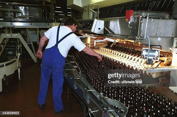 Ein Mitarbeiter der Karlsberg-Brauerei KG Weber in Homburg überprüft Bierflaschen auf einem Förderband in der Flaschenwaschanlage für Stubi-Flaschen....