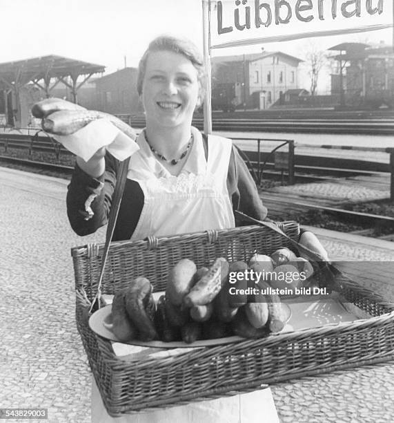 Germany, Brandenburg, Spreewald, Luebbenau: Woman selling gherkins. Picture by Agathe Lindner 1936