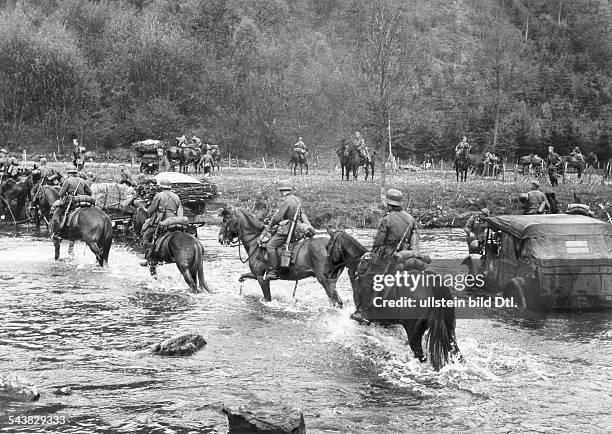 Ww: campaign in the west 10.05.-: Belgium - German troops crossing a river in the Ardennes. About No further information.- undated- Published by:...