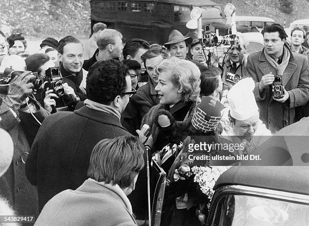 Knef, Hildegard - actress, singer, Germany*28.12..2002+Hildegard Knef at the motorway services 'Kleeblatt' circled by reporters - ca. 1957- Published...