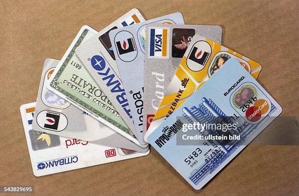 Verschiedene Kreditkarten liegen aufgefächert: BahnCard der Citibank mit Visa-Karte, American Express Corporate Card, Visa-Karte der Citibank,...