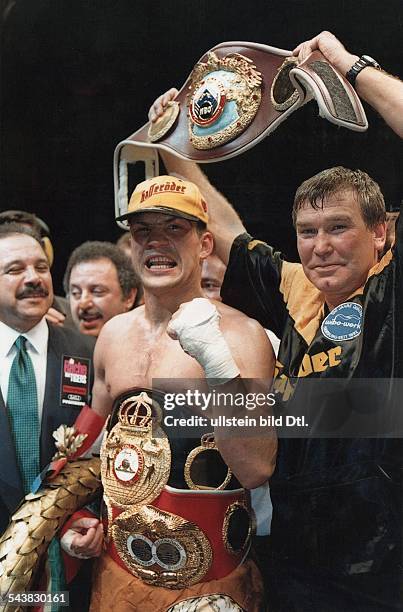 Der Boxer Darius Michalczewski freut sich zusammen mit seinem Trainer Fritz Sdunek über den Sieg gegen Virgil Hill. Der "Tiger" besiegte in dem...