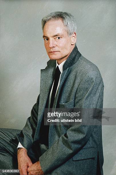 Der deutsche Schauspieler Dieter Laser. Laser trägt ein graues Jackett mit hochgestelltem Kragen. Aufgenommen Februar 1997.