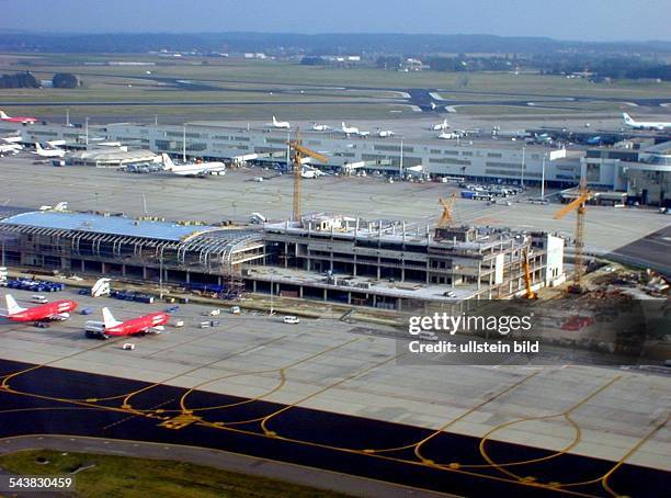 Luftfoto aus einem startenden Passagierflugzeug vom im Bau befindlichen Terminal des Flughafens in Brüssel. Belgien; Flugverkehr .