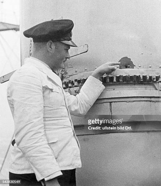 Handelsschiff "Altmark" - Ein Besatzungsmitglied der "Altmark" zeigt auf Einschusslöcher an Bord.- Norwegen, Jössingfjord, Jössinghavn- Februar 1940