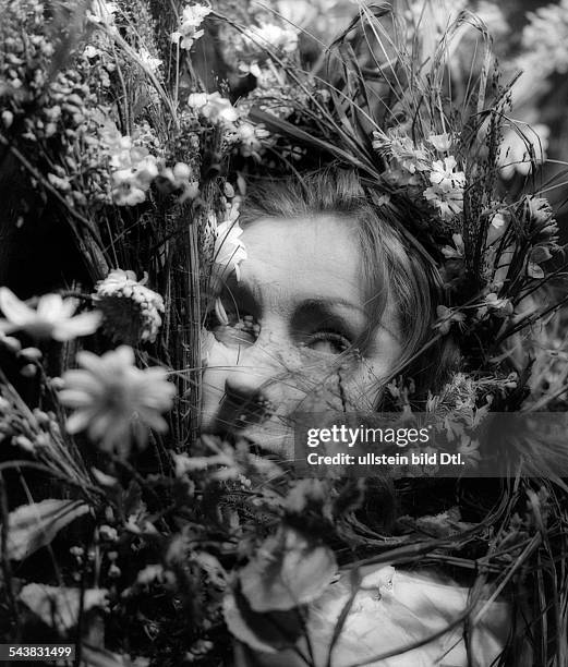 Gold, Kaethe - Actress, Austria*11.02..1997+- as Ophelia in the play 'Hamlet' by William Shakespeare, Staatliches Schauspielerhaus BerlinDirected by:...