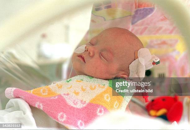 Säugling auf der Frühchenstation eines Berliner Krankenhauses. Ein dünner Schlauch führt in die Nase des Babies.